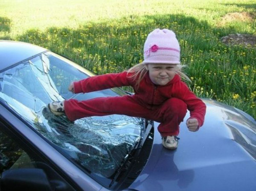 funny-viral-pics-toddler-windshield.jpg